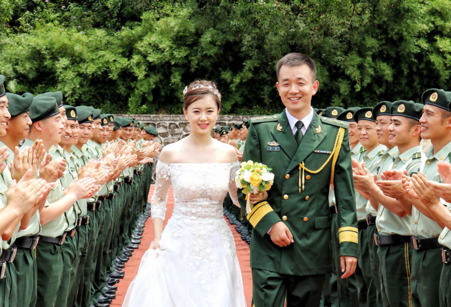 空军飞行员可以和地方女结婚不？