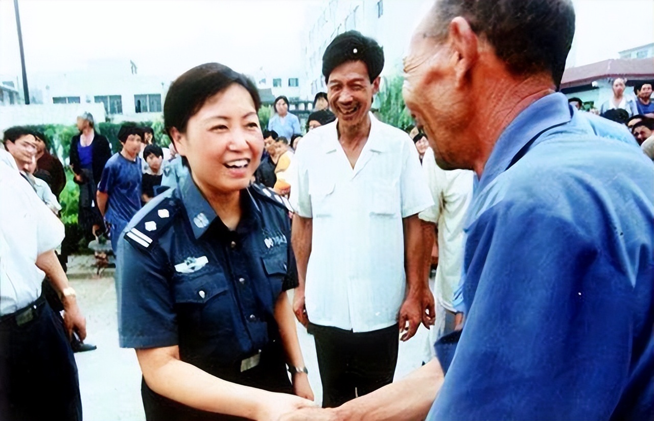 任长霞出殡视频新闻_任长霞 2004年车祸牺牲 登封市人民爱戴的公安局长
