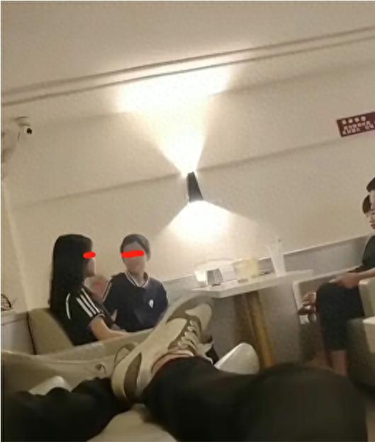 小学生情侣大胆秀恩爱，不顾旁人行事成熟，网友：他们有15岁吗
