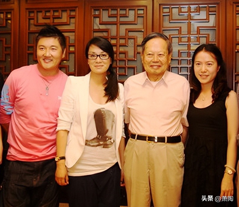 杨振宁与杜致礼的爱情故事_杨振宁和孩子的关系_杨振宁与翁帆的婚姻生活