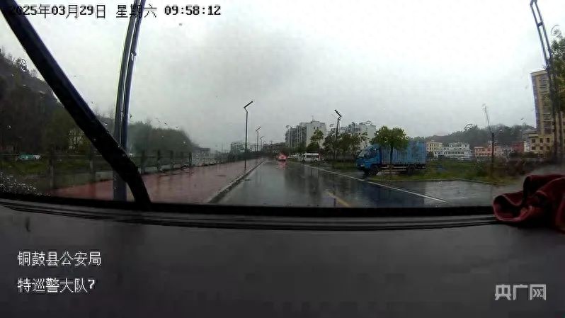 “快救她，人要漂走了！”生死瞬间，民警纵身一跃跳河救人→