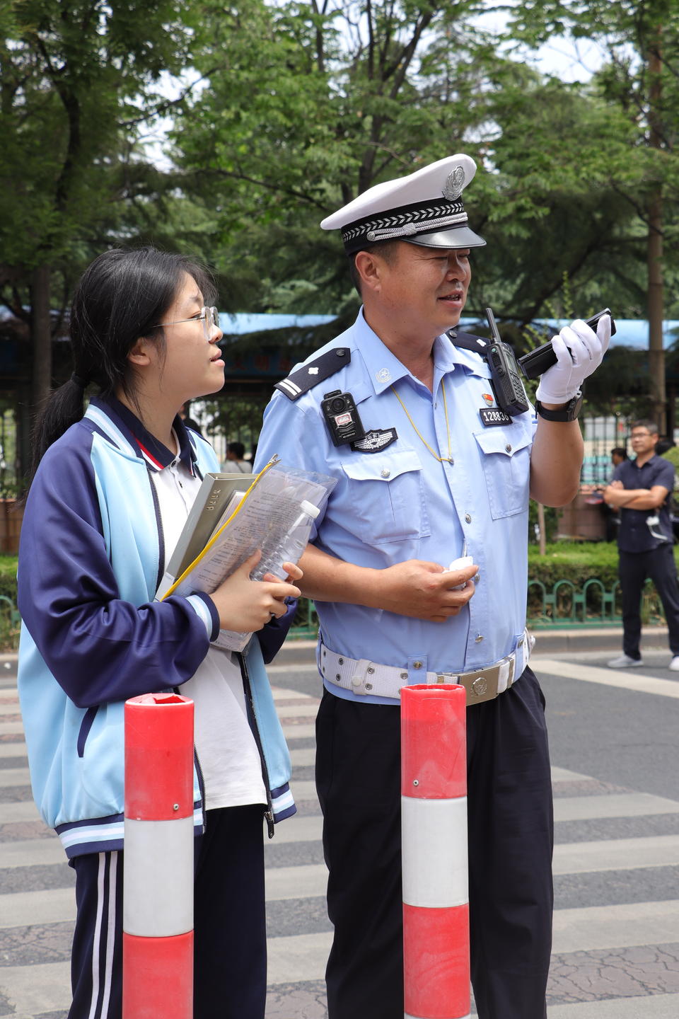 潍坊高考考点现场_潍坊高考家长陪考旗袍_潍坊一中校服图片
