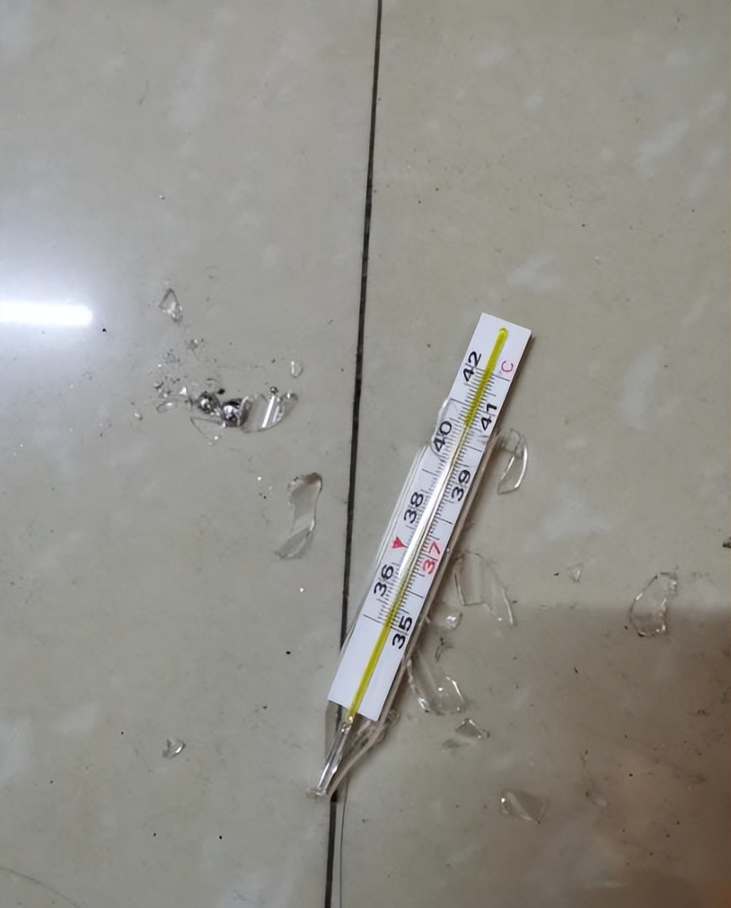 水银温度计摔碎了怎么办？专家紧急提醒：这么做，危险！