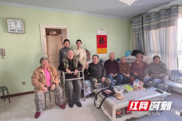 农行株洲分行跨区域代办社保卡_为退休职工送温暖_株洲市农业银行