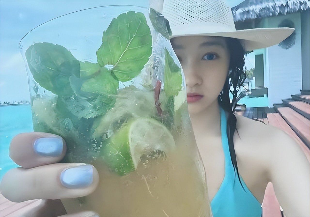 关晓彤海边泳装造型_大胆泳装_关晓彤身材突破新阶段