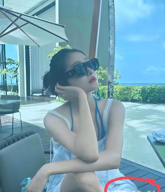 关晓彤身材突破新阶段_关晓彤海边泳装造型_大胆泳装