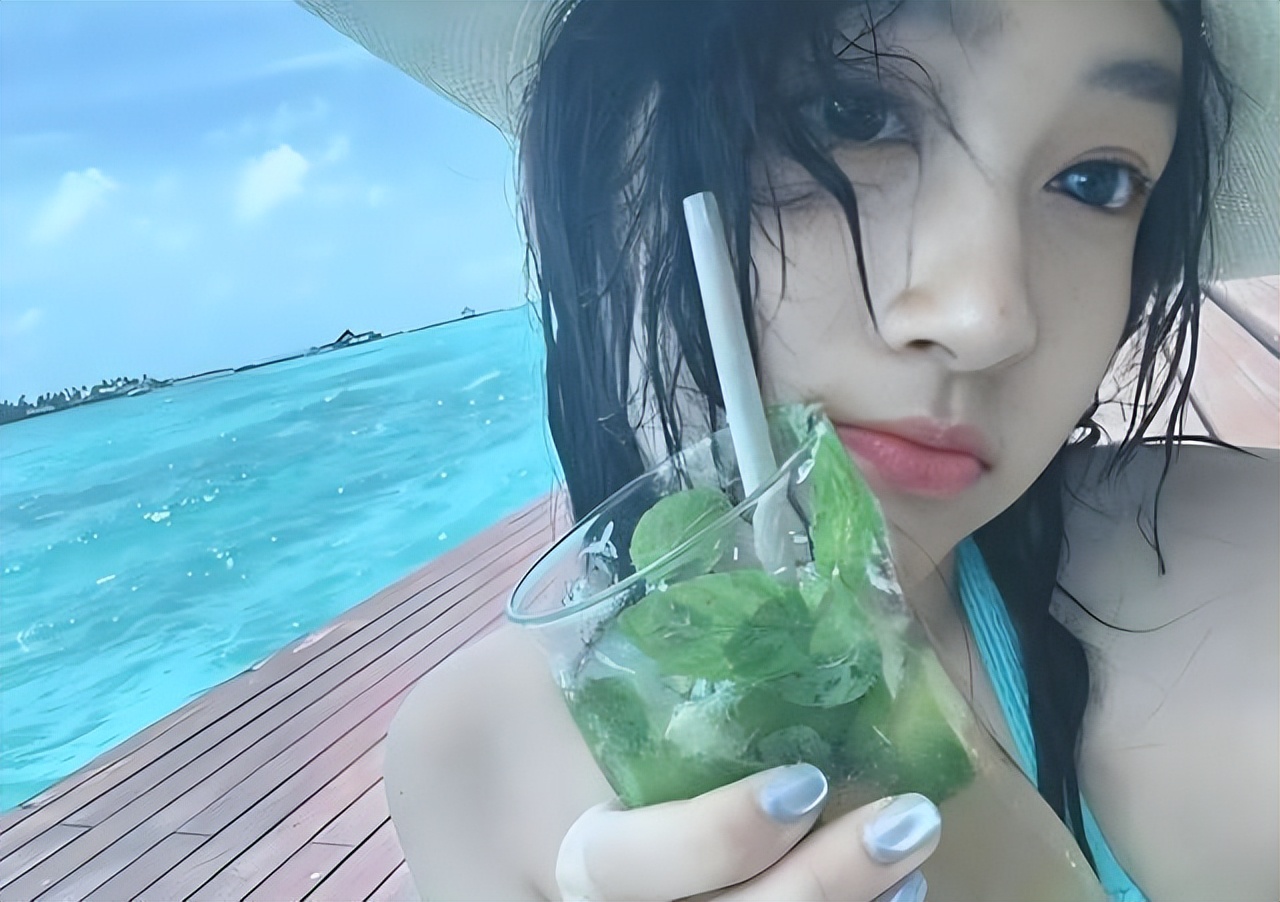 关晓彤身材突破新阶段_大胆泳装_关晓彤海边泳装造型