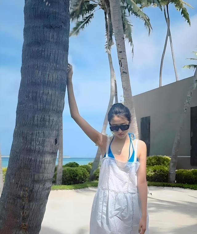 大胆泳装_关晓彤海边泳装造型_关晓彤身材突破新阶段