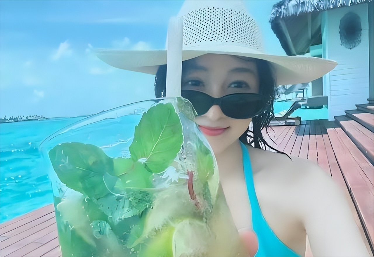 大胆泳装_关晓彤海边泳装造型_关晓彤身材突破新阶段