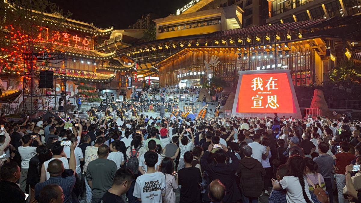 10万人的县城一天涌入20万游客，宣恩全城动员暖心护客