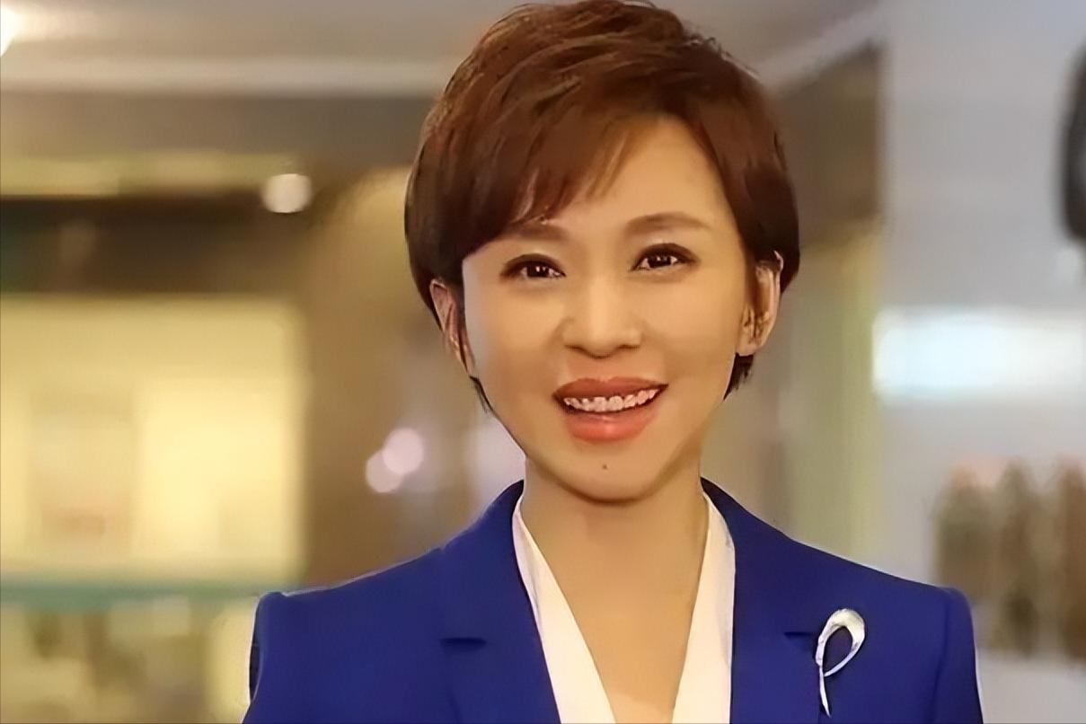 欧阳夏丹疑承认离婚，现单身与母亲住豪宅，离开央视转行当网红