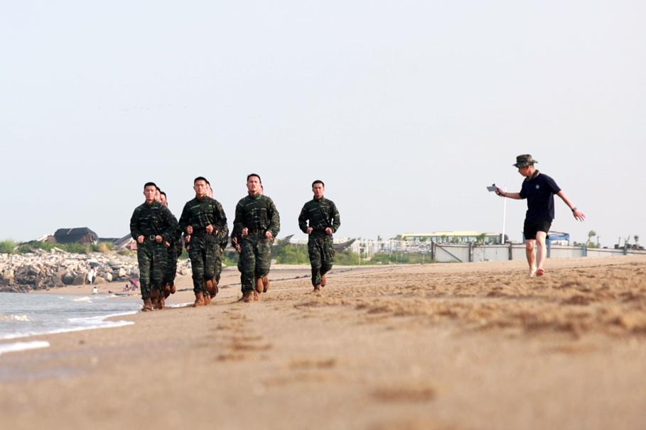 随行记者走海疆_武警电视新闻稿范文_武警厦门支队反劫机中队