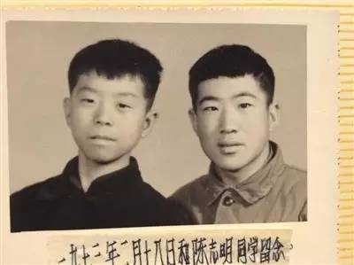 高满福19岁的发小陈志明（左）在地震中遇难。新京报记者 李兴丽 摄