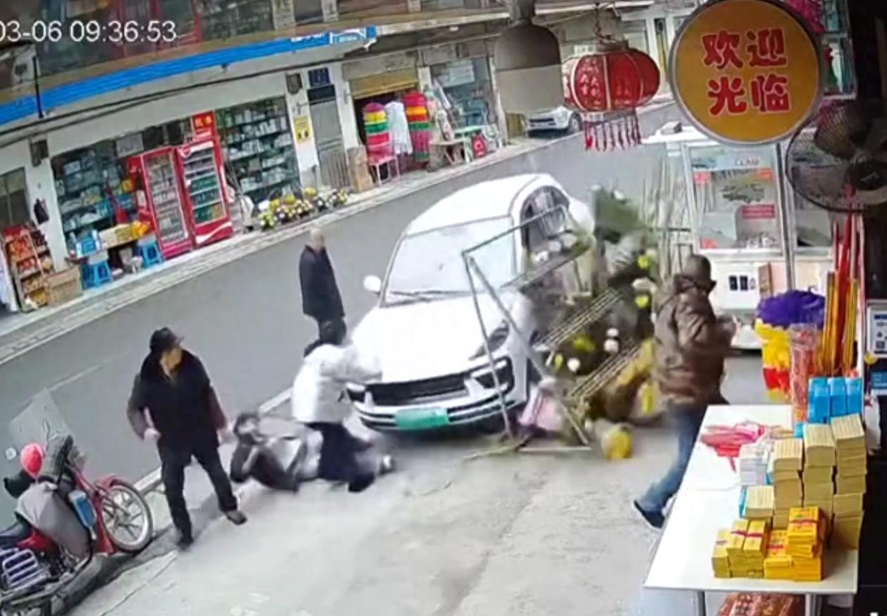 湖北恩施老年人四轮代步车事故_老年人四轮代步车合规性_恩施新闻车祸