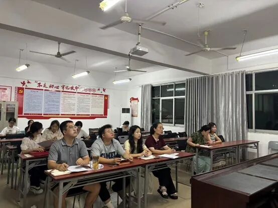 大学答辩新闻稿_国家奖学金答辩会_语言与传播学院