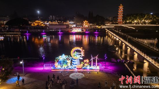　　图为福清市江阴镇灯会现场。容易 摄