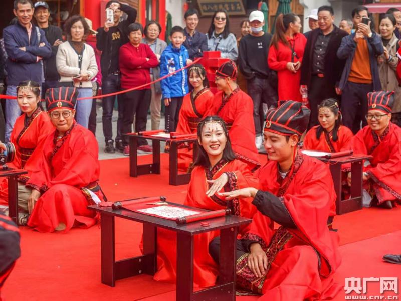 重阳节金婚老人婚礼_谢红丽张伟金婚礼图片_集体婚礼
