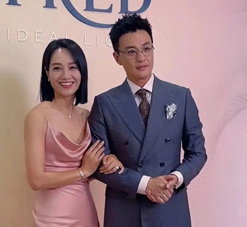 周一围夫妇携手亮相，朱丹胸口扁平穿低领装，周一围瞥见全程黑脸