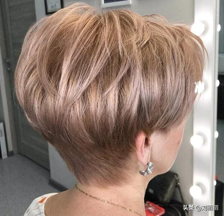 层次短发_中年女性发型选择_女短发发型设计图片