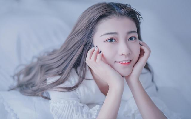 职场搞笑故事_2025搞笑新闻联播剧本_同事日常趣事