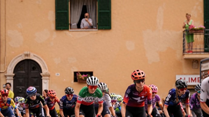 将体育比赛转化为消费盛宴与产业升级机遇，“赛事经济”成为城市发展新引擎